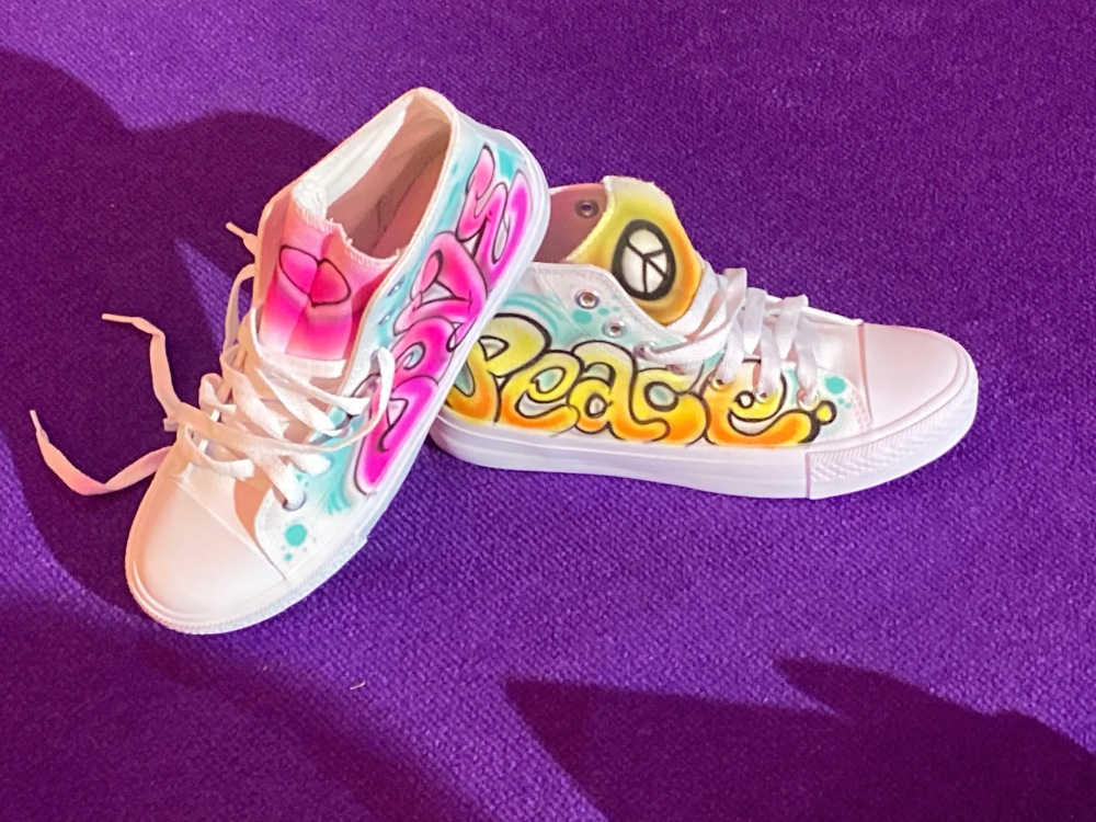 Handbemalte Sneaker mit Peace-Zeichen und "Peace"-Schriftzug – Unikat mit Statement