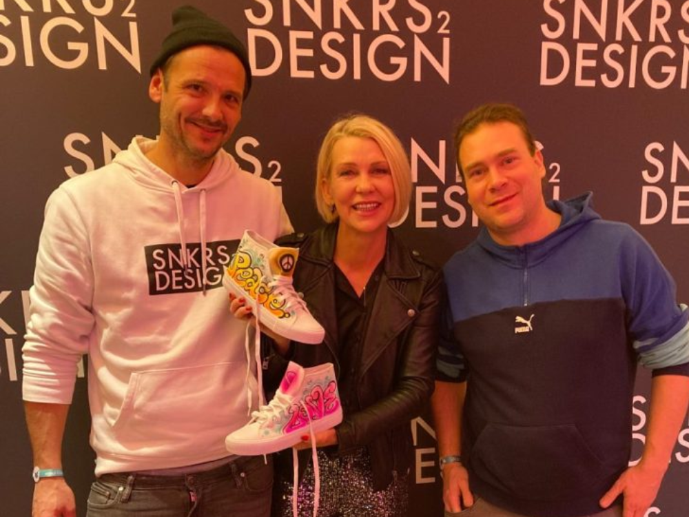SNKRS2DESIGN präsentiert individuelle Sneaker mit Firmenlogo beim Event
